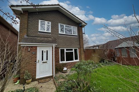 3 bedroom detached house for sale - Almswood Road, Tadley, RG26