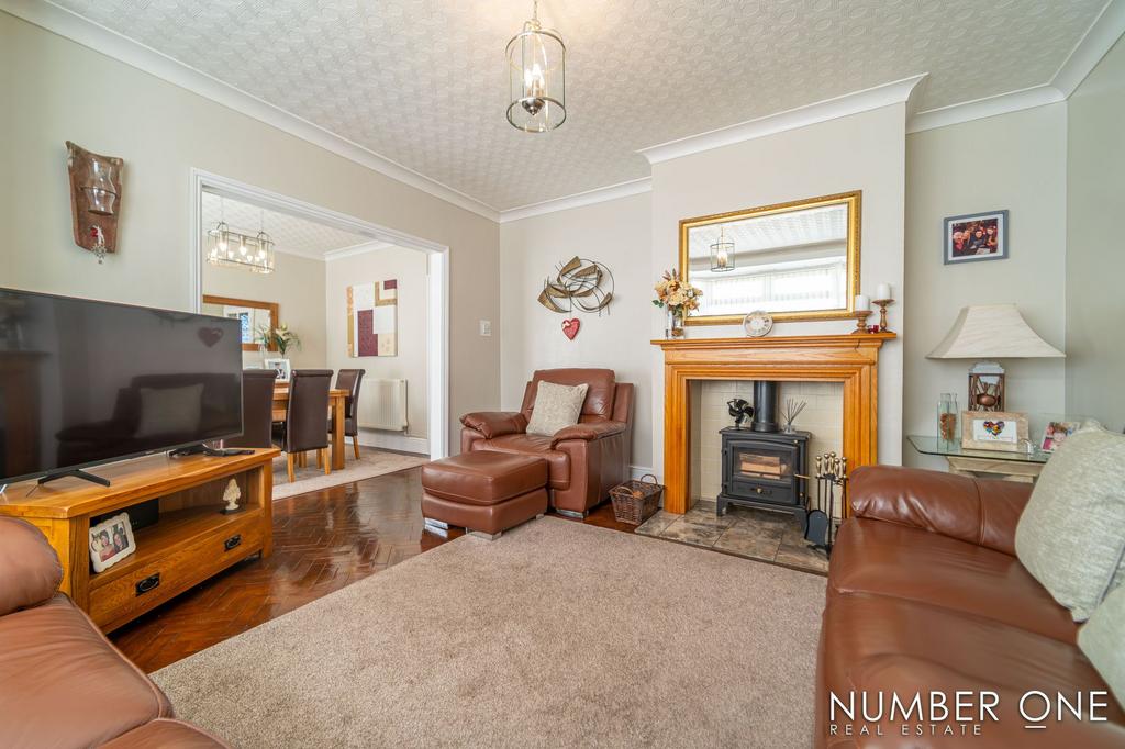 Usk Road, Pontypool, NP4 3 bed detached house for sale £425,000