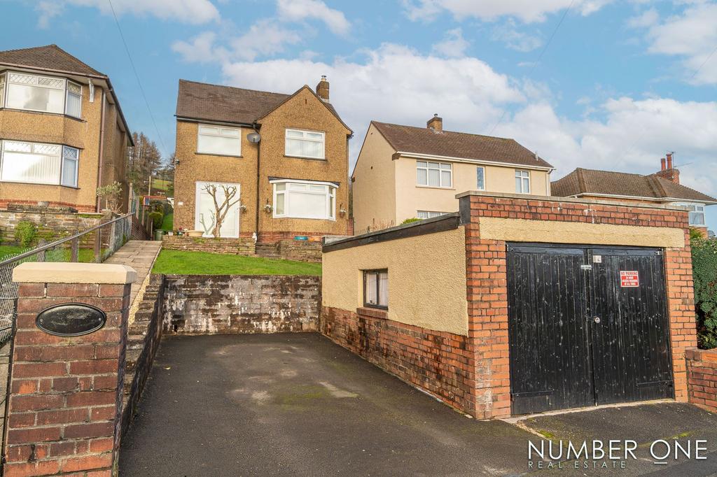 Usk Road, Pontypool, NP4 3 bed detached house for sale £425,000