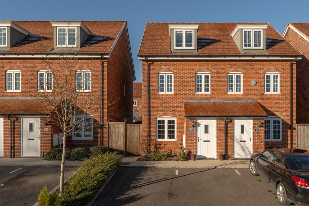 Emerald Road, Wood, Crawley... 3 bed semidetached house for sale