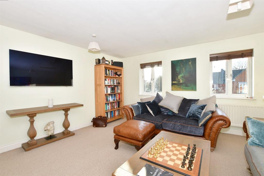 Comptons Lane, Horsham, West Sussex 2 bed flat for sale £275,000