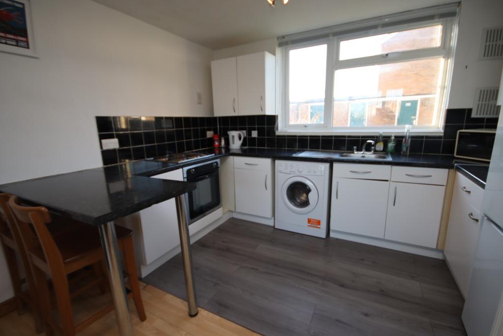 Towards Oaken Grove, Maidenhead 1 bed apartment for sale £185,000