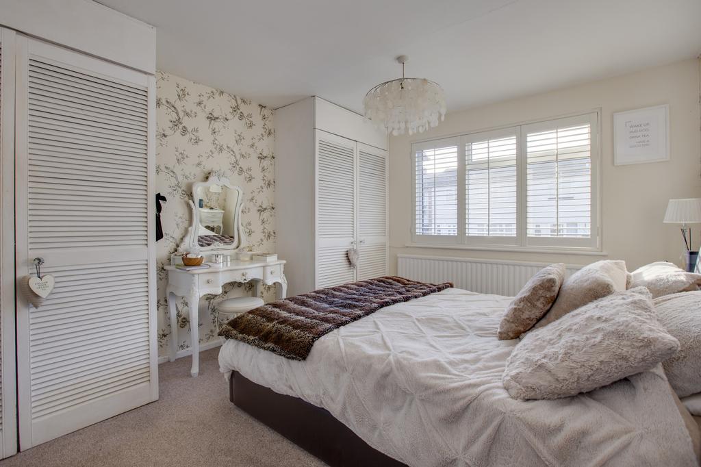 100 Aldebury Road, SL6 7 HE-3
