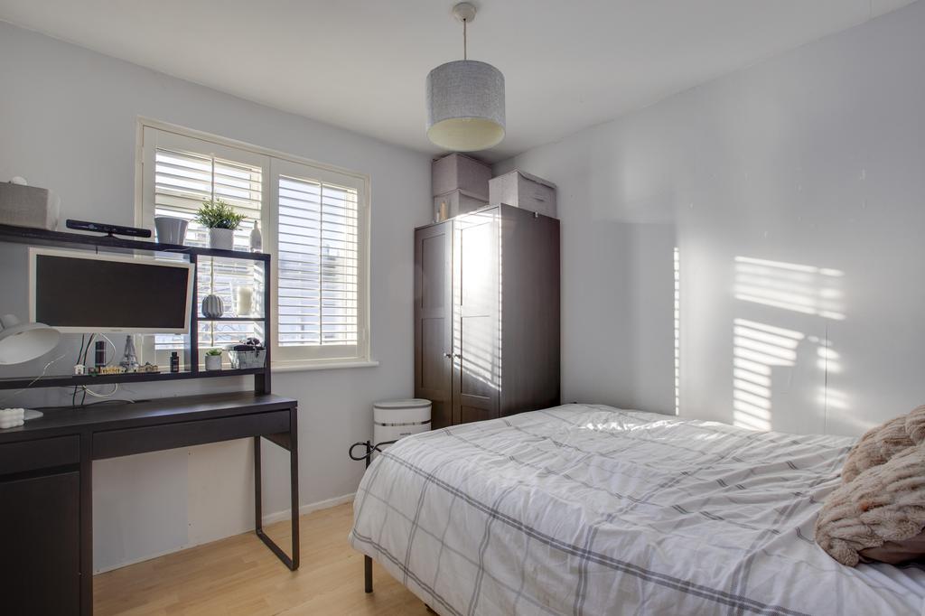 100 Aldebury Road, SL6 7 HE-2