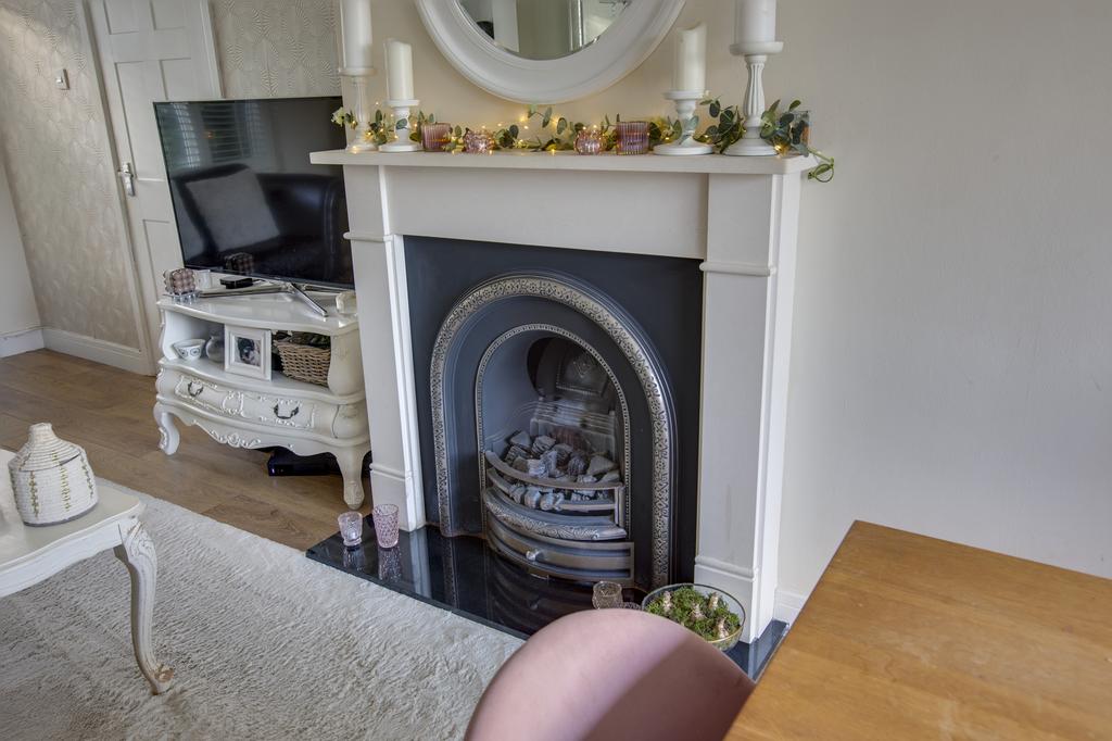 100 Aldebury Road, SL6 7 HE-8