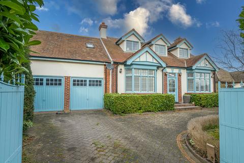 4 bedroom detached house for sale, Bournes Green Chase, Shoeburyness, SS3