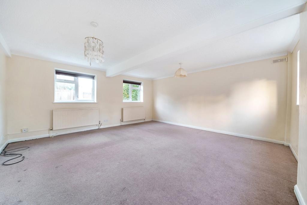 Oaks Road, Woking, GU21 2 bed flat for sale £265,000