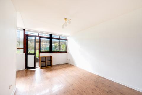 Studio to rent, Romney Court, Haverstock Hill, London, NW3