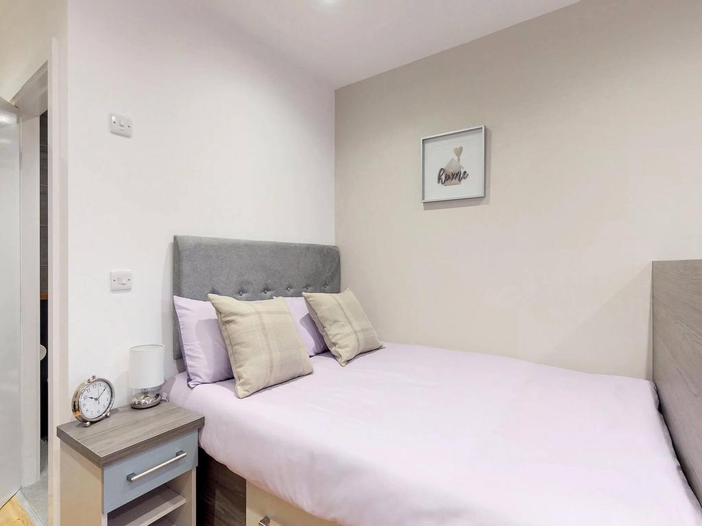 Apartment in Sheffield, South Yorkshire - More