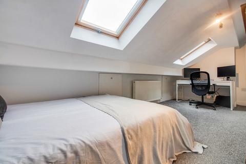 3 bedroom end of terrace house for sale, King Street, Lindley, Huddersfield