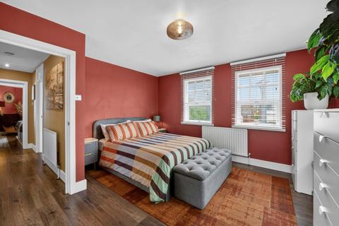 2 bedroom flat for sale, South Worple Way, East Sheen, London, SW14