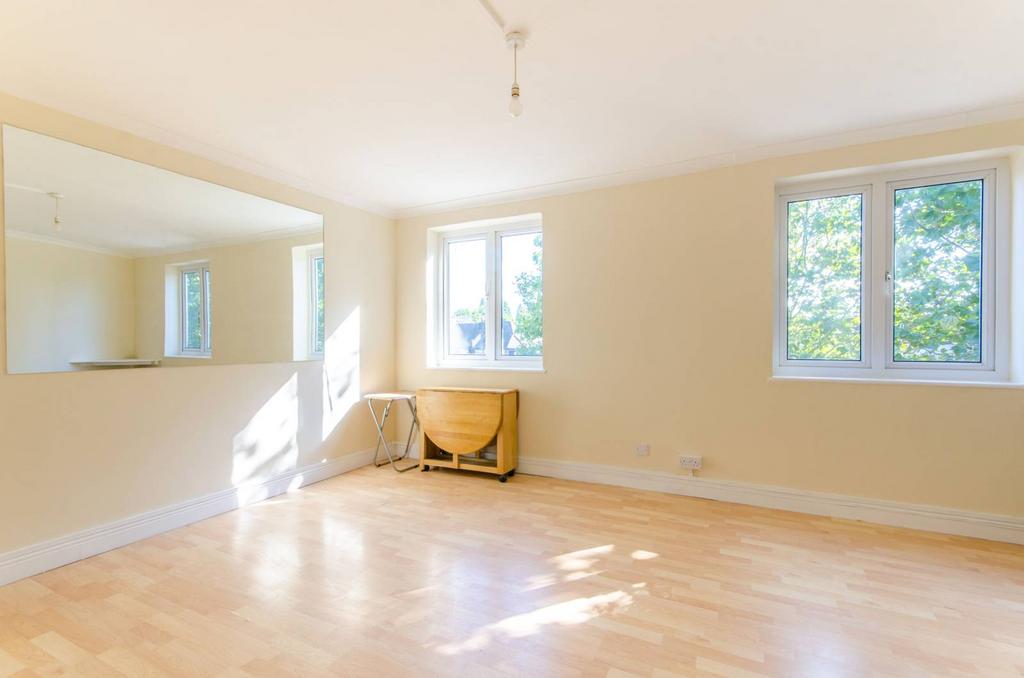 Chingford Mount Road, Chingford, London, E4 2 bed flat for sale £265,000