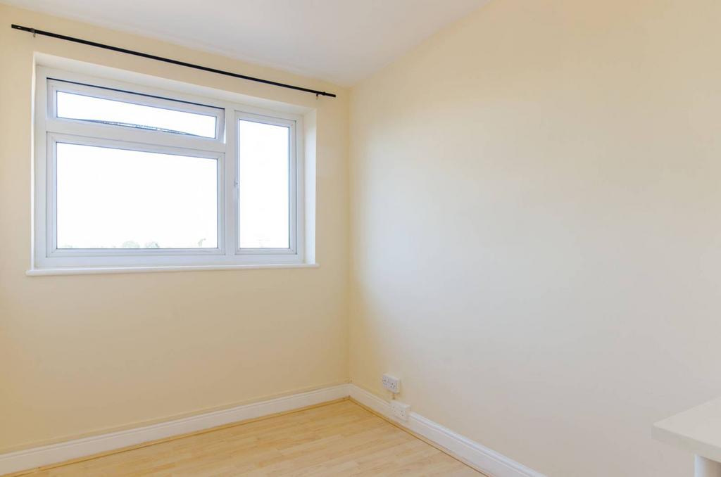 Chingford Mount Road, Chingford... 2 bed flat for sale £220,000