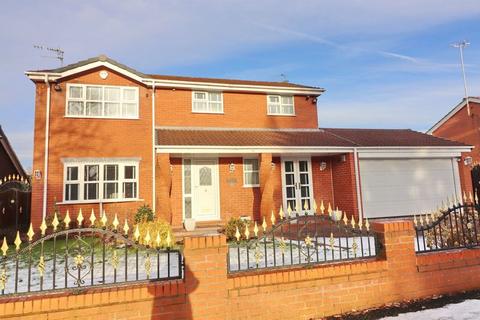 4 bedroom detached house for sale, Drywood Avenue, Manchester M28