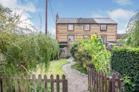 3 bedroom end of terrace house to rent, West Street, Steeple Claydon, MK18 2NT