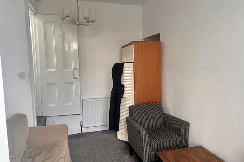 2 bedroom end of terrace house to rent, Woodview Road, Leeds