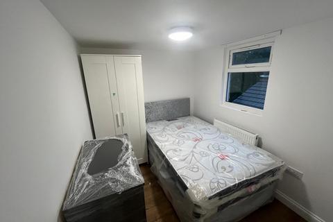 Room in shared House - Malvern Road - LU1 1LQ