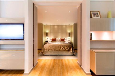 2 bedroom apartment to rent, Three Quays Apartments, 40 Lower Thames Street, London, EC3R