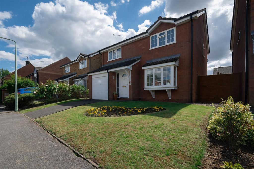 The Brickfields, Stowmarket IP14 4 bed detached house £385,000