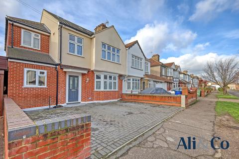 6 bedroom semi-detached house for sale, Nutberry Avenue, Grays