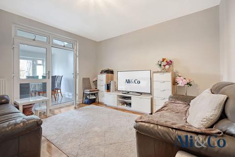 6 bedroom semi-detached house for sale, Nutberry Avenue, Grays
