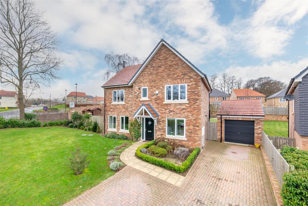 Fairway Crescent, Cottier Grange... 4 bed detached house £450,000