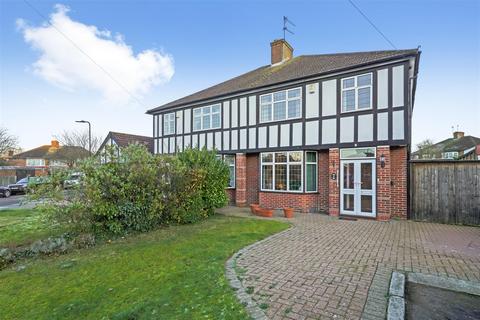 2 Woodcroft, Greenford, UB6 0RJ