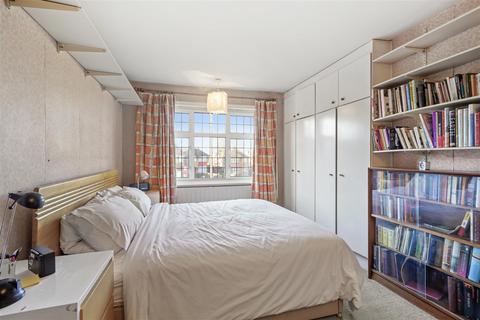 2 Woodcroft, Greenford, UB6 0RJ