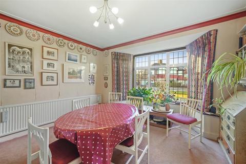 2 Woodcroft, Greenford, UB6 0RJ