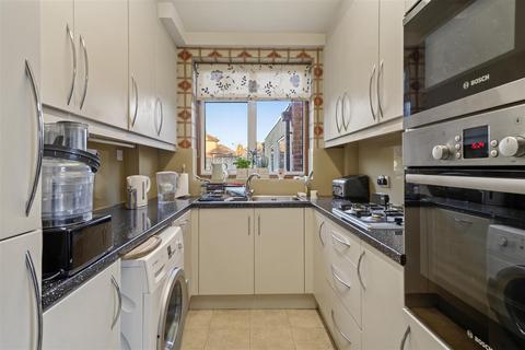 2 Woodcroft, Greenford, UB6 0RJ