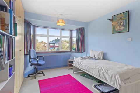 2 Woodcroft, Greenford, UB6 0RJ