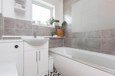 146 Bazes Shaw, New Ash Green, Longfield, DA3 8QZ