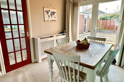 8 Fairwater Crescent, Alcester, B49 6QX
