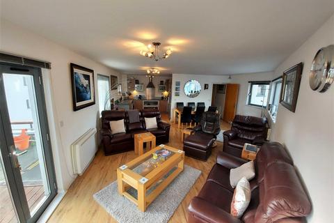 2 bedroom apartment for sale, St Catherines Court, Marina, Swansea