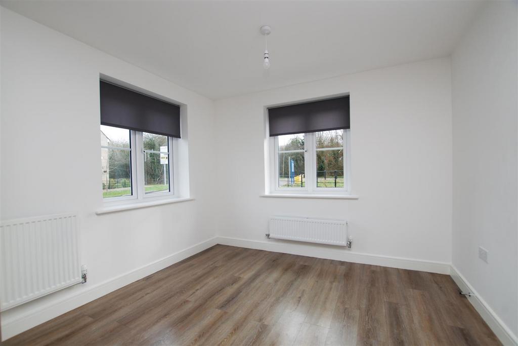 Cowleaze, Swindon SN5 3 bed semidetached house to rent £1,500 pcm (£