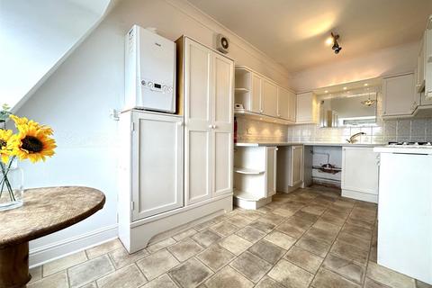 2 bedroom flat for sale, Queens Parade, Scarborough