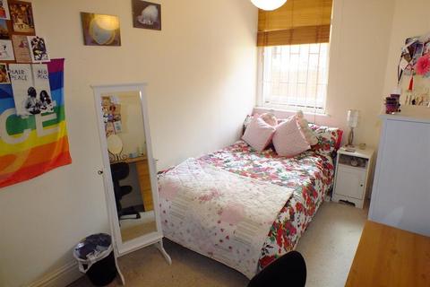 2 bedroom flat to rent, Chatsworth House, 11 Hyde Terrace, Leeds,