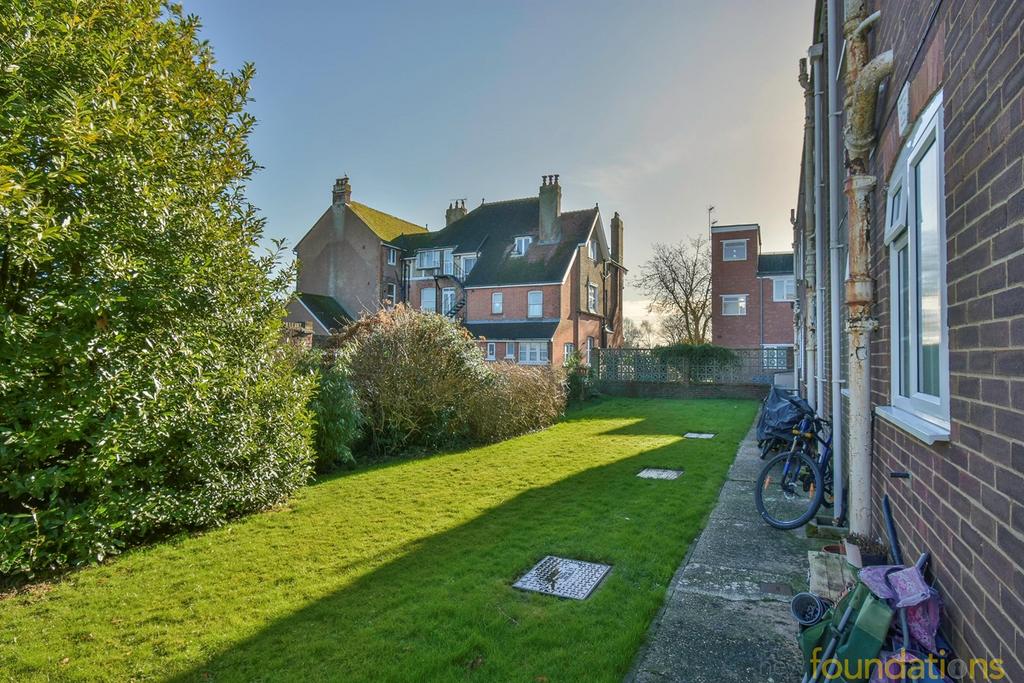 Close, BexhillonSea, TN40 2 bed ground floor flat for sale