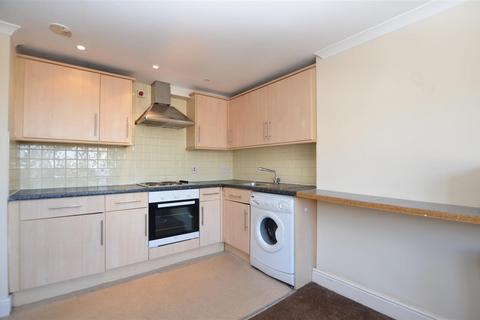 3 bedroom flat to rent, Broad Street, Teddington