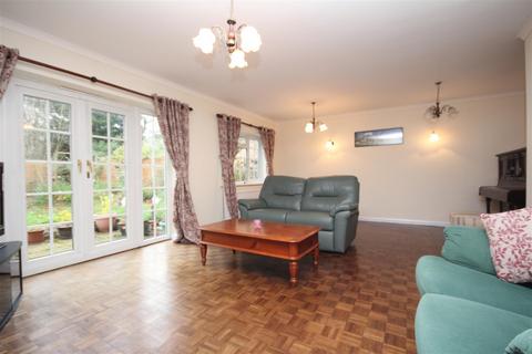4 bedroom house to rent, Bridgehill Close, Guildford