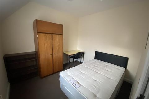 3 bedroom maisonette to rent, Cunningham Avenue, Hatfield