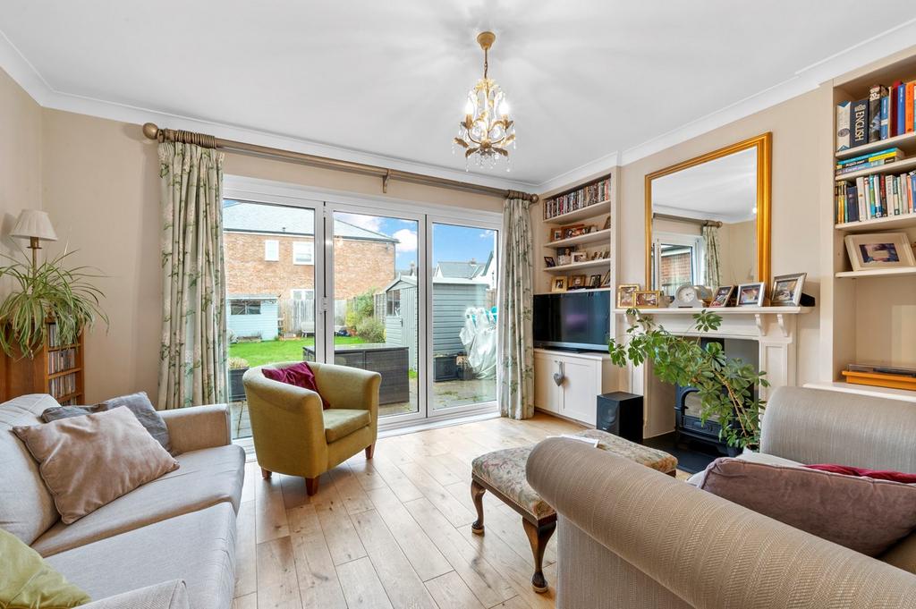 Oakdale Road, Weybridge, KT13 3 bed detached house for sale £880,000