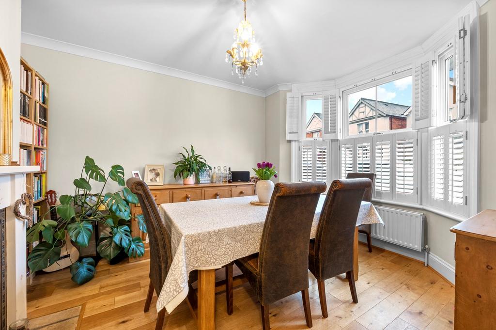 Oakdale Road, Weybridge, KT13 3 bed detached house for sale £880,000