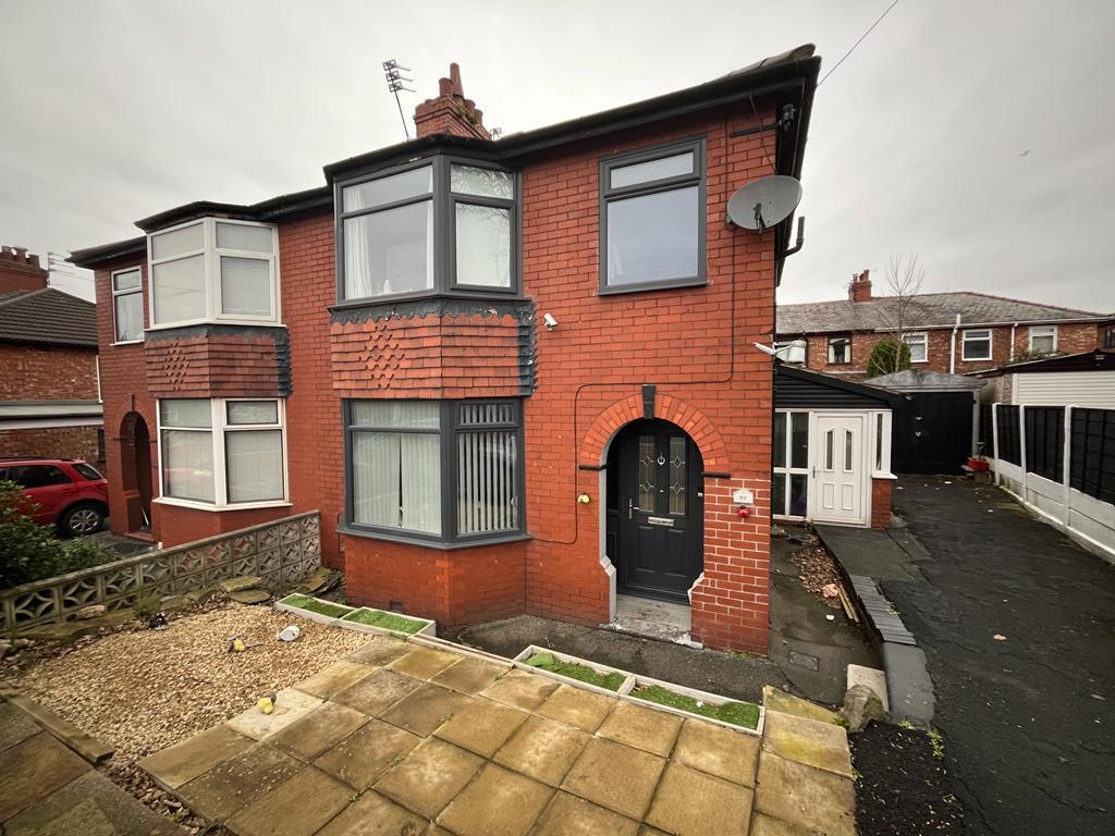 Wilshaw Lane, AshtonUnderLyne OL7 3 bed semidetached house £210,000