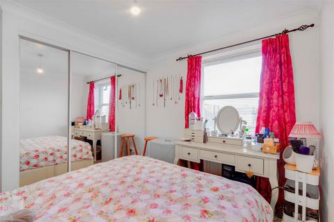 1 bedroom flat for sale, Dovecote Gardens, Mortlake, London SW14