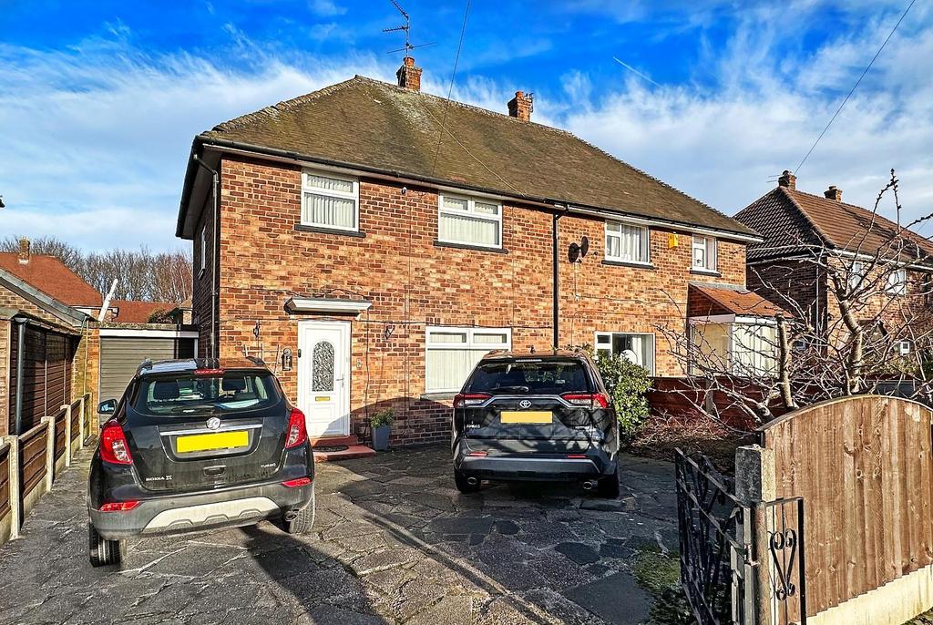 Whitley Gardens, Timperley, Altrincham 3 bed semidetached house for