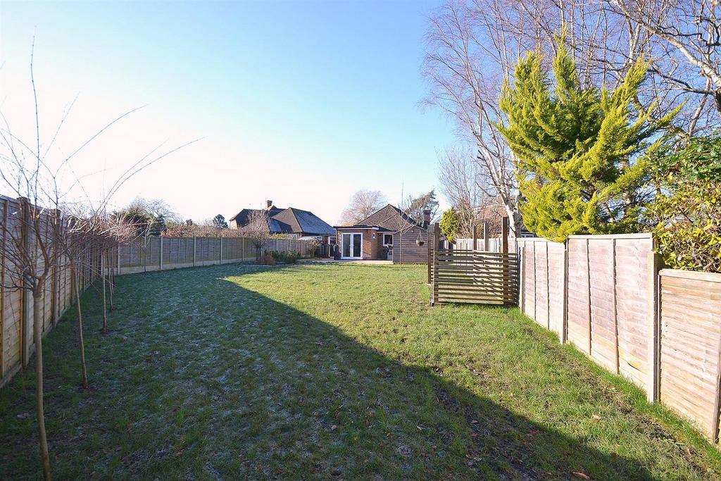 Hawks Town Gardens, Hailsham 2 bed detached bungalow for sale £375,000