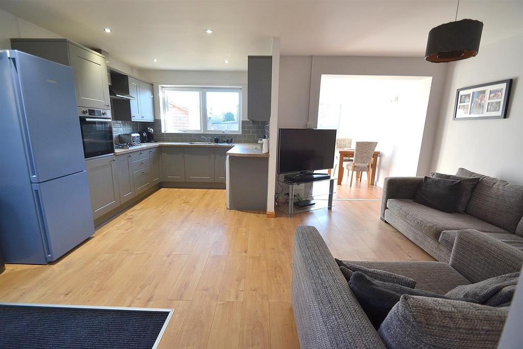 Hawks Town Gardens, Hailsham 2 bed detached bungalow for sale £375,000