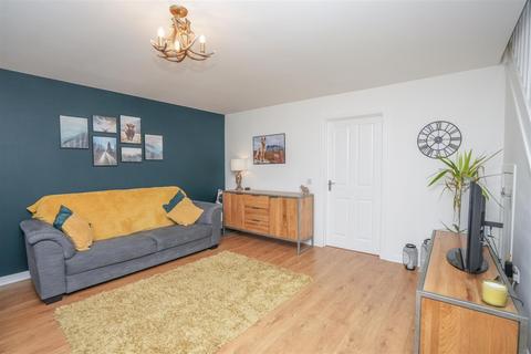 5 Burnhead Gardens, Carluke, ML8 4GX