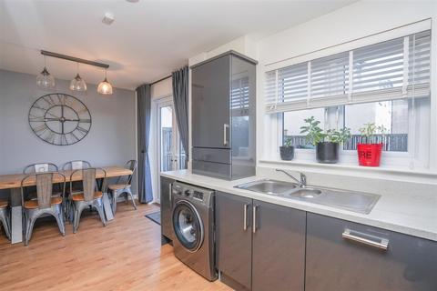 5 Burnhead Gardens, Carluke, ML8 4GX